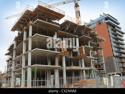 Hochhaus-Baustelle mit einer Betonkonstruktion in Bau als eine kommerzielle Immobilien-Struktur und ein b Stockfoto