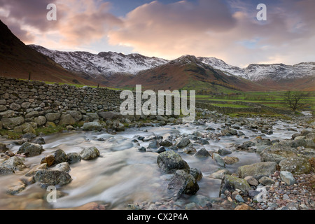 Redacre Gill, einem felsigen Hügel im Great Langdale Valley, Lake District National Park zum Einsturz Stockfoto