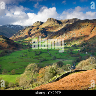 Great Langdale und Langdale Pikes, Nationalpark Lake District, Cumbria, England. Herbst (November) 2010. Stockfoto