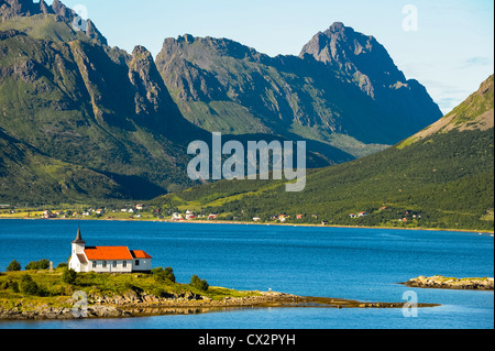 Norwegen, Lofoten. Sildpollnes Kapell (Kapelle) befindet sich am Austnesfjorden nördlich von Svolvær. Stockfoto