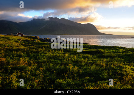 Norwegen, Lofoten. Hovsund am nördlichen Teil des Gimsøya. Stockfoto