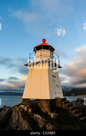 Norwegen, Lofoten. Hovsund am nördlichen Teil des Gimsøya. Ein kleiner Leuchtturm am Ende der großen Mole. Stockfoto