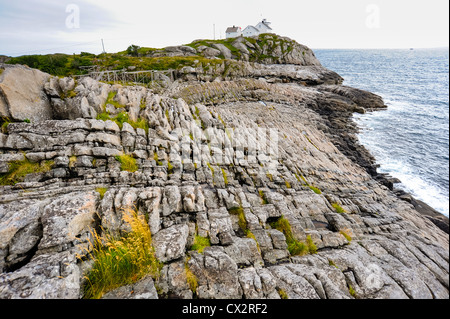 Norwegen, Lofoten. Henningsvær ist ein Fischerdorf an der Südspitze von Austvågøya. Der Leuchtturm. Stockfoto