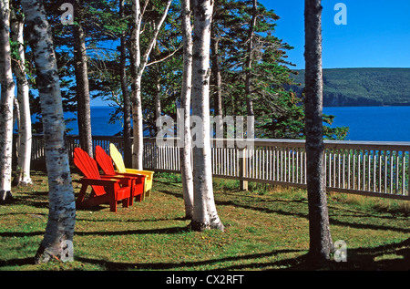 Adirondack Stühle bei Sonnenuntergang, Keltic Lodge, Cape Breton Highlands, Nova Scotia Stockfoto