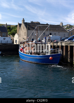 dh STROMNESS ORKNEY Tauchen Schiff Stromness Hafen Pier Boot Liegeplatz Stockfoto