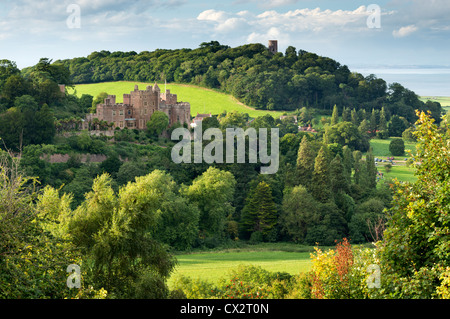 Dunster Castle und Conygar Turm im Exmoor National Park, Somerset, England. (August) im Sommer 2012. Stockfoto