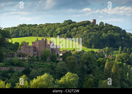 Dunster Castle und Conygar Turm, umgeben von Wäldern, Exmoor, Somerset, England. (August) im Sommer 2012. Stockfoto