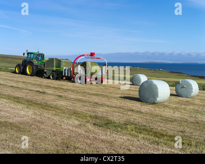 dh John Deere Traktor ERNTE UK Ballenpressen Rappen Feldernte Ballen Herstellung Maschinen Heuballen in Schottland Stockfoto