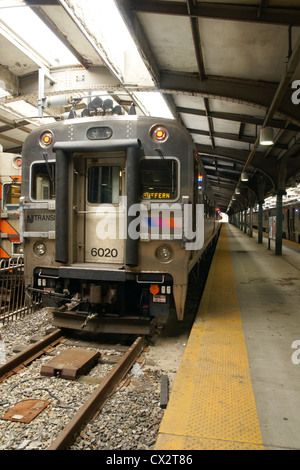 New Jersey Transit Pendlerzug am Bahnterminal in Hoboken, New Jersey Stockfoto
