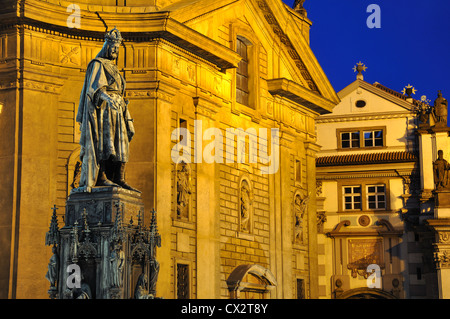 Nacht Schuss der Statue von König Charles IV, Ritter des Platzes Cross, Prag, Tschechische Republik. Stockfoto