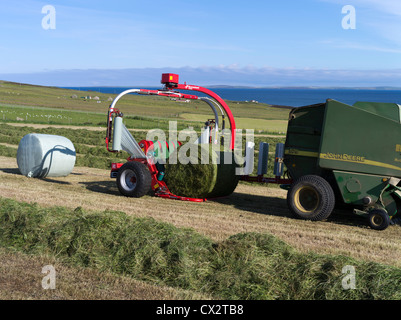 dh BALLENPRESSE ERNTE UK John Deere Traktor Ballenverpackung Feldernte Ballenherstellung Maschinen rund Wrapper Heu Stockfoto