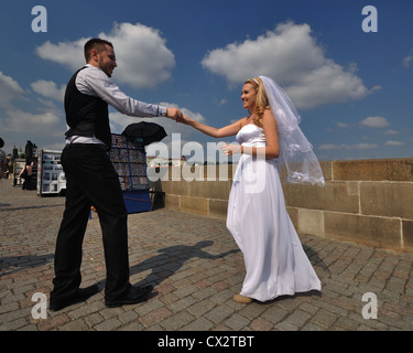 Braut und Bräutigam tanzen auf der Karlsbrücke, Prag, Tschechische Republik Stockfoto