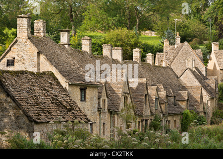 Malerische Cottages im Arlington Row in den Cotswolds Dorf Bibury, Gloucestershire, England. (September) im Sommer 2012. Stockfoto