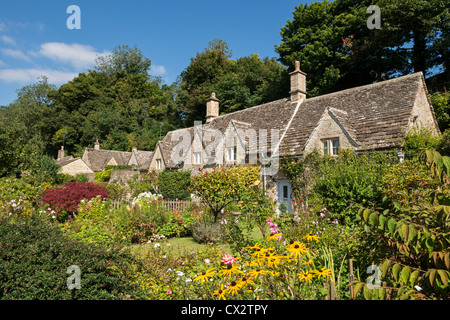 Hübsche Landhäuser und Gärten in der malerischen Cotswolds Dorf Bibury, Gloucestershire, England. Stockfoto