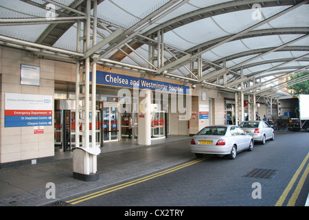 Am Eingang zum Chelsea und Westminster Krankenhaus, Fulham Rd, London SW10 9NH geparkten Autos Stockfoto