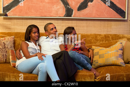 Präsident Barack Obama und seine Töchter, Malia, links, und Sasha, beobachten im Fernsehen, wie Michelle DNC spricht Stockfoto