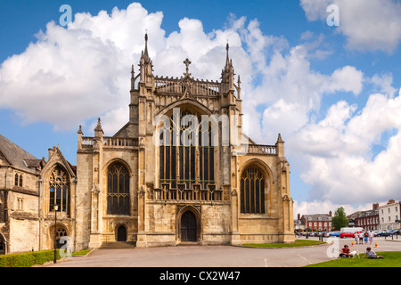 Kathedrale von Gloucester, der West-Front an einem feinen Frühlingstag, Leute sitzen auf dem Rasen Stockfoto