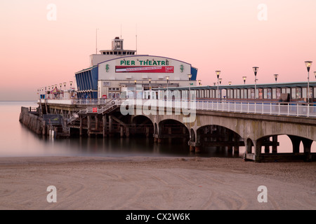 Bournemouth Pier im frühen Teil des Morgens, so wie die Sonne aufgeht. Stockfoto