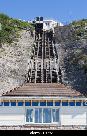 Die East Cliff Railway, mehr als 100 Jahre alte Standseilbahn Aufzug in Bournemouth, Dorset, Strandurlauber leicht zugänglich. Stockfoto