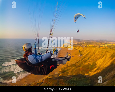 Paragliding, frei fliegen über der Küste von Spanien, Sopelana, Baskenland, Sport, fliegen, Abenteuer, Gefahr, gefährlich, Himmel, Luft Stockfoto