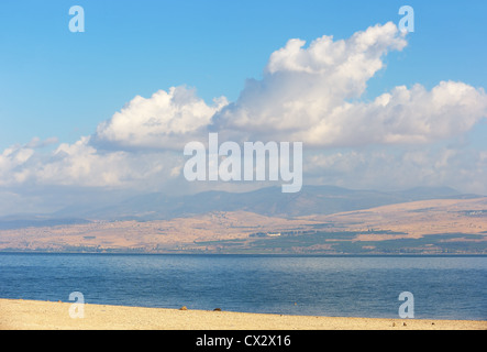 See Genezareth in den frühen Morgenstunden, kleine Wellen auf dem Wasser und Wolken am Himmel Stockfoto