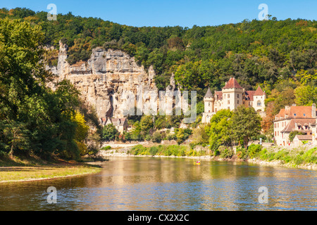 Der Fluss Dordogne in La Roque-Gageac, mit dem Chateau De La Marartrie am Ufer Flusses. Stockfoto