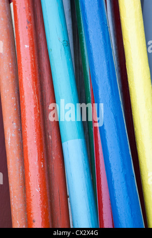 Bunte Holzboot Ruder hintereinander aufgereiht. Stockfoto