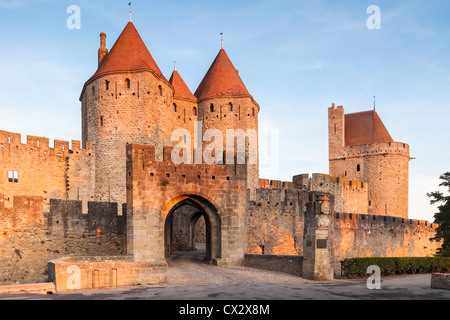 Die Porte Narbonnaise, der Haupteingang der alten befestigten Stadt Carcassonne, beleuchtet durch Sonnenlicht am frühen Morgen. Stockfoto