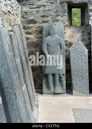 dh Kilmartin Friedhof KILMARTIN ARGYLL Kilmartin Steinen geschnitzten Hochkreuze dekoriert mittelalterliche Platten Stockfoto