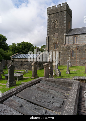 dh Scottish Graveyard Graveylabs KILMARTIN CHURCH ARGYLL Stones geschnitzte Platte verziert mittelalterliche Platten Grab Friedhof Grab Schottland Pfarrkirchen Stockfoto