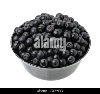 Aronia Beeren in einer schwarzen Schale auf einem weißen Hintergrund isoliert Stockfoto