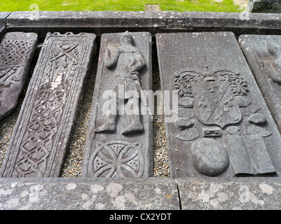 dh Kilmartin Friedhof KILMARTIN ARGYLL Kilmartin Steinen geschnitzten Hochkreuze dekoriert mittelalterliche Platten uk Stockfoto