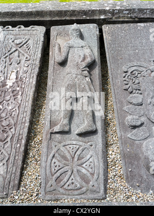 dh mittelalterliche Platten Grabsteine KILMARTIN FRIEDHOF ARGYLL SCHOTTLAND Steine geschnitzt Grabstätten dekorierten das schottische Brammen-Steingrab der britischen templer Stockfoto