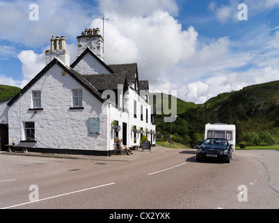 dh White Hotel Caravan schottland KILMARTIN ARGYLL schottische Touristen Touren Opentop Auto Schleppen Fahren Straße uk Highland fahren Besuch im Urlaub Stockfoto