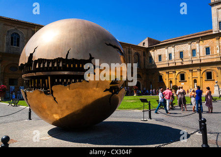 Kugel in Kugel-Skulptur von Pomodoro im Cortile della Pigna, Vatikan Museum Gärten, Rom, Latium, Italien. Stockfoto