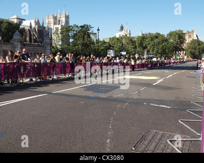 LONDON - SEPTEMBER 9: Besucher bei den Paralympischen Spielen am letzten Tag der Veranstaltung 9. September 2012, London Stockfoto