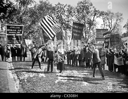Präsident Calvin Coolidge und Mrs Coolidge, mit Mitgliedern der republikanischen Businessmens Association of New York, ca. 1924 Stockfoto