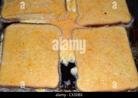 French Toast oder eggy Brot in der Pfanne Kochen Stockfoto