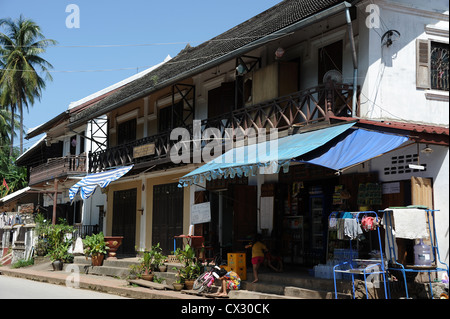 Riverfront touristischen Geschäfte und Gasthäuser entlang des Mekong. Luang Prabang Stockfoto