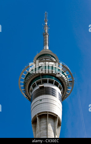 Nahaufnahme der Sky Tower Beobachtung Plattform und Raum Nadel nachschlagen, Skyline von Auckland New Zealand. Stockfoto