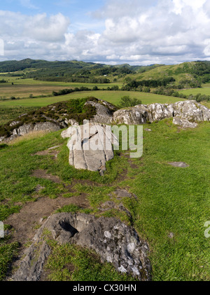 dh Kilmartin Glen DUNADD ARGYLL Schalenstein und Fußabdruck Dunadd Burgberg Crag Fort Dalriada Stockfoto