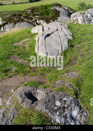 dh Kilmartin Glen DUNADD ARGYLL Schalenstein und Fußabdruck Dunadd Burgberg Crag Fort Dalriada Stockfoto