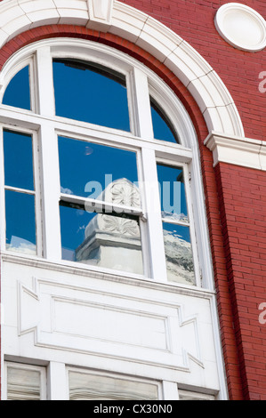 Ein Fenster zeigt den Herbsthimmel in der Innenstadt von New Orleans, Louisiana Stockfoto