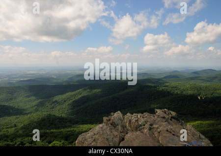 Der Blick Richtung Norden aus Buckelwale Felsen, ein beliebter Tag Wanderung auf den Blue Ridge Parkway in der Nähe von Waynesboro, VA. Stockfoto