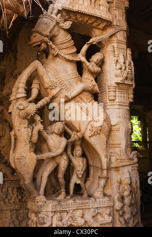 Elk201-4942v Indien, Tamil Nadu, Tiruchirappalli, Sri Ranganathaswamy Tempel, geschnitzte Steinsäulen Stockfoto
