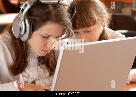 Zwei Schulmädchen konzentrierte sich auf ihre Aufgabe mit notebook Stockfoto