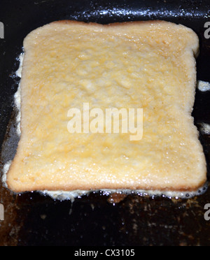 frühen Stadium des französischen Toast / eggy Brot Kochen in Pfanne anbraten Stockfoto