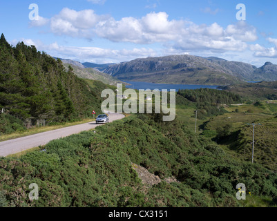 dh North 500 SUTHERLAND SCOTLAND Scottish Country Highland Road Car loch und Highlands Bergkette Westküste Route Stockfoto