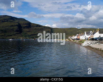 Dh waterfront ULLAPOOL ROSS CROMARTY Fischerboot Abfahrt Loch Broom Meer Häuser highlands Schottland Stockfoto