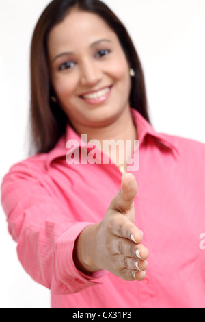 Junge erfolgreiche Frau Handshake vor weißem Hintergrund Stockfoto